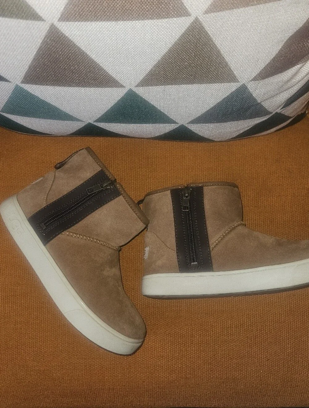 UGG Kids Tan Suede Double Zip-Closure Ankle Sneakers Sz 2 Cool Kid